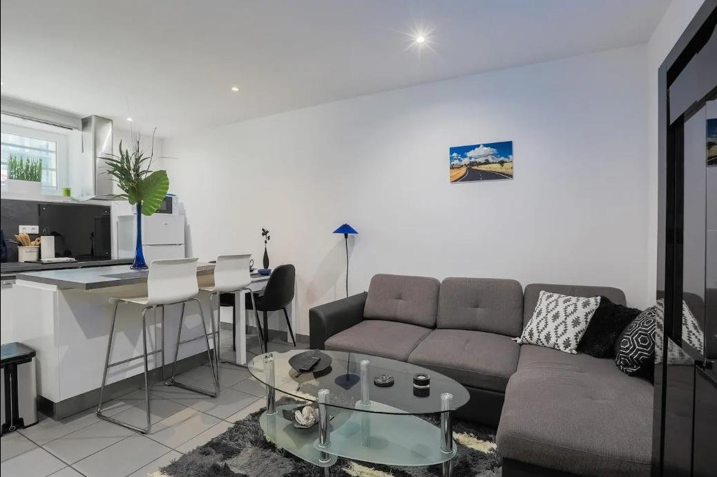 T2 réaménagé pour la location courte durée · Clermont-Ferrand — avant